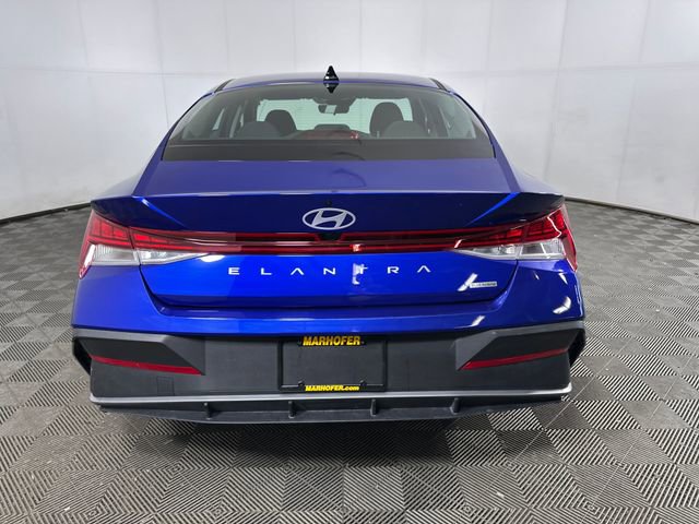 Used 2025 Hyundai Elantra Blue FWD image 4