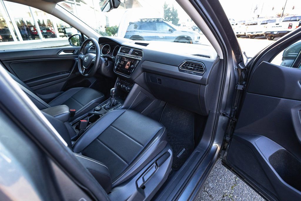 Used 2021 Volkswagen Tiguan SE w/ Panoramic Sunroof Package image 28