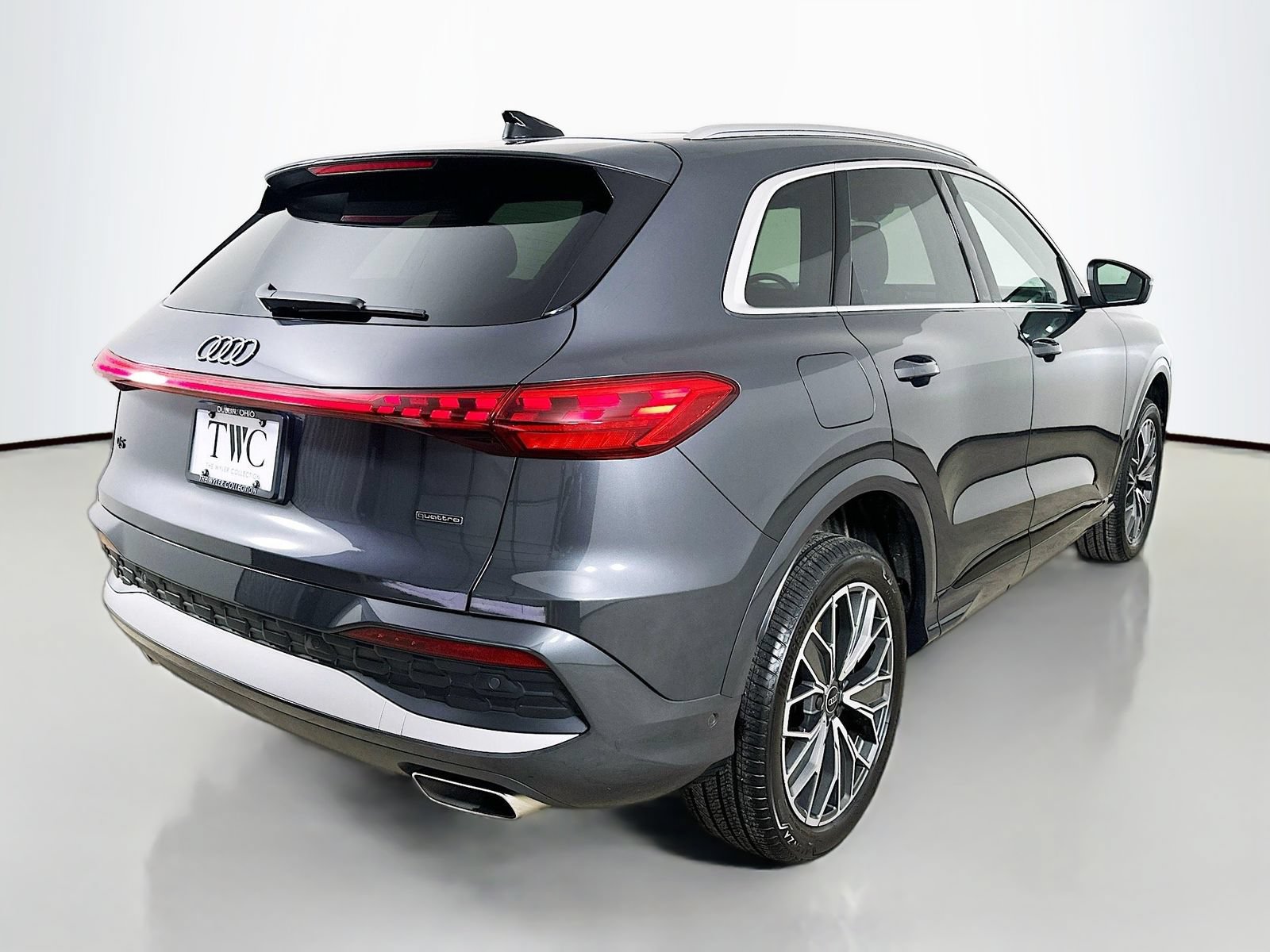 Used 2025 Audi Q5 Premium Plus w/ Premium Plus AWD/4WD image 5