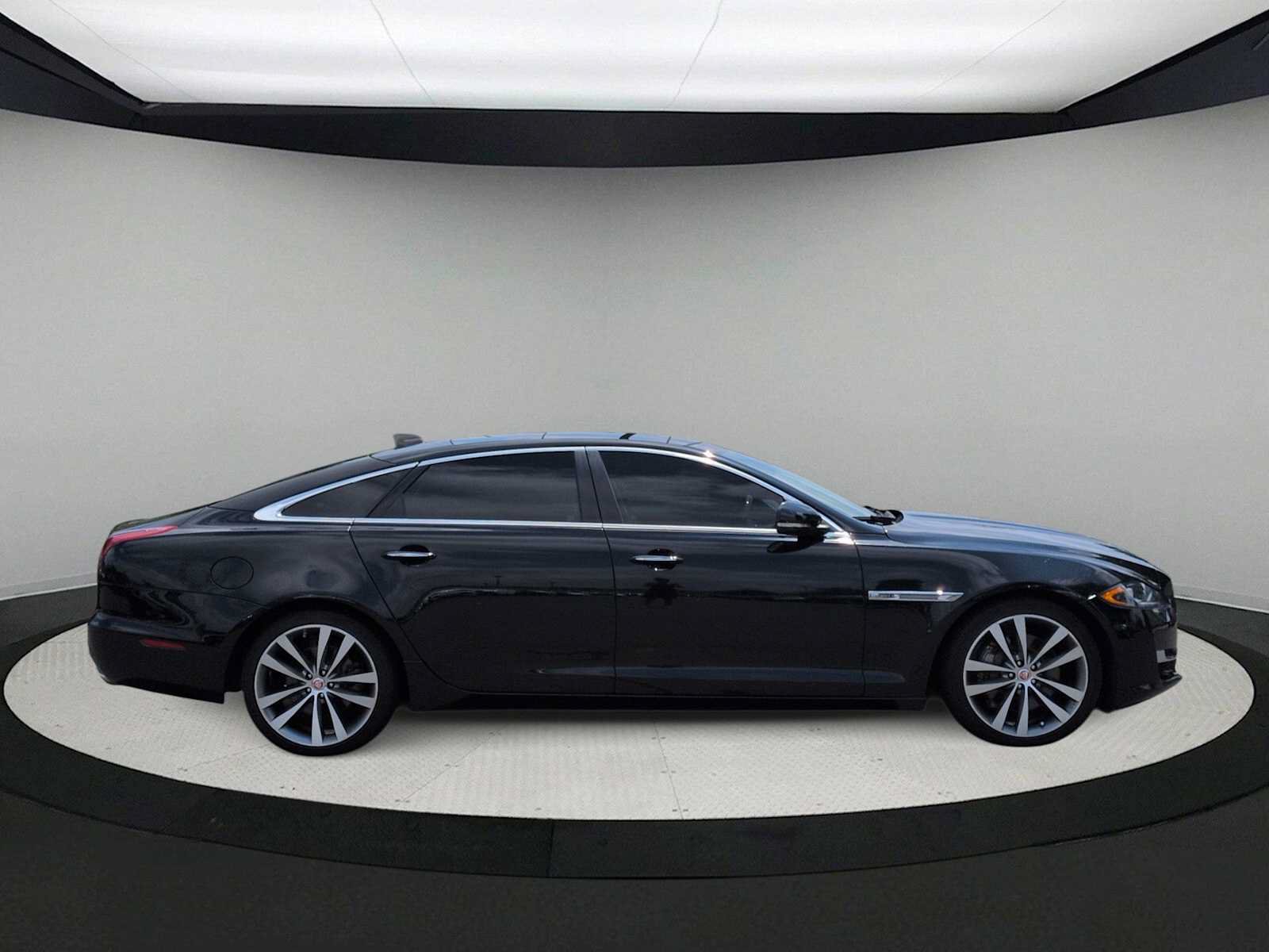 Used 2019 Jaguar XJ AWD image 9