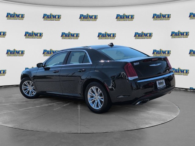 Used 2021 Chrysler 300 Touring w/ Driver Convenience Group RWD image 11