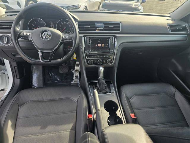 Used 2018 Volkswagen Passat 2.0T R-Line w/ R-Line Lighting Package FWD image 19