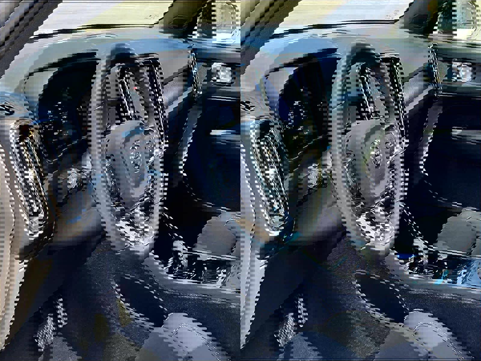 Used 2023 Volvo C40 P8 Recharge Plus image 16