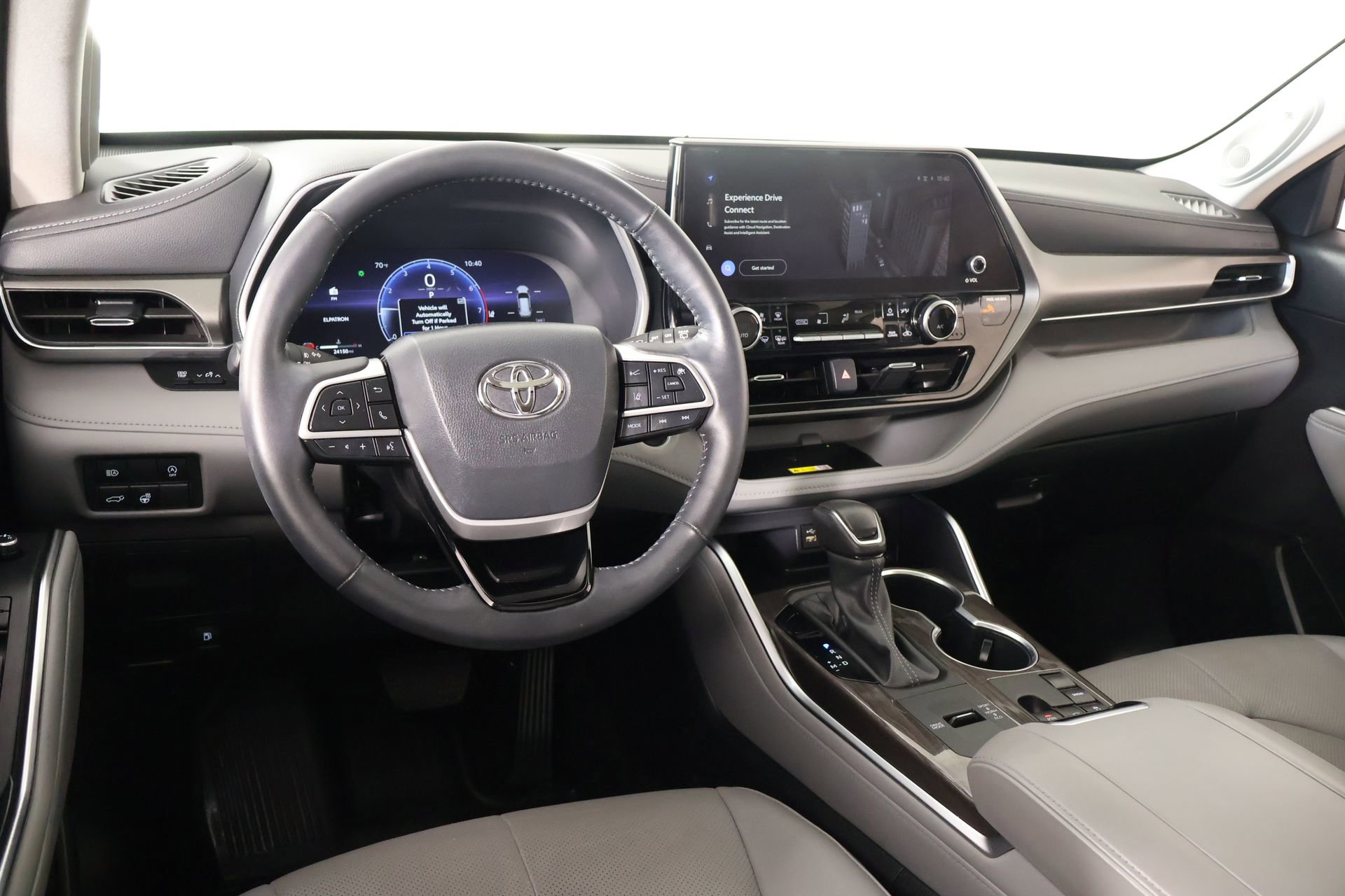 Used 2024 Toyota Highlander Limited FWD image 2