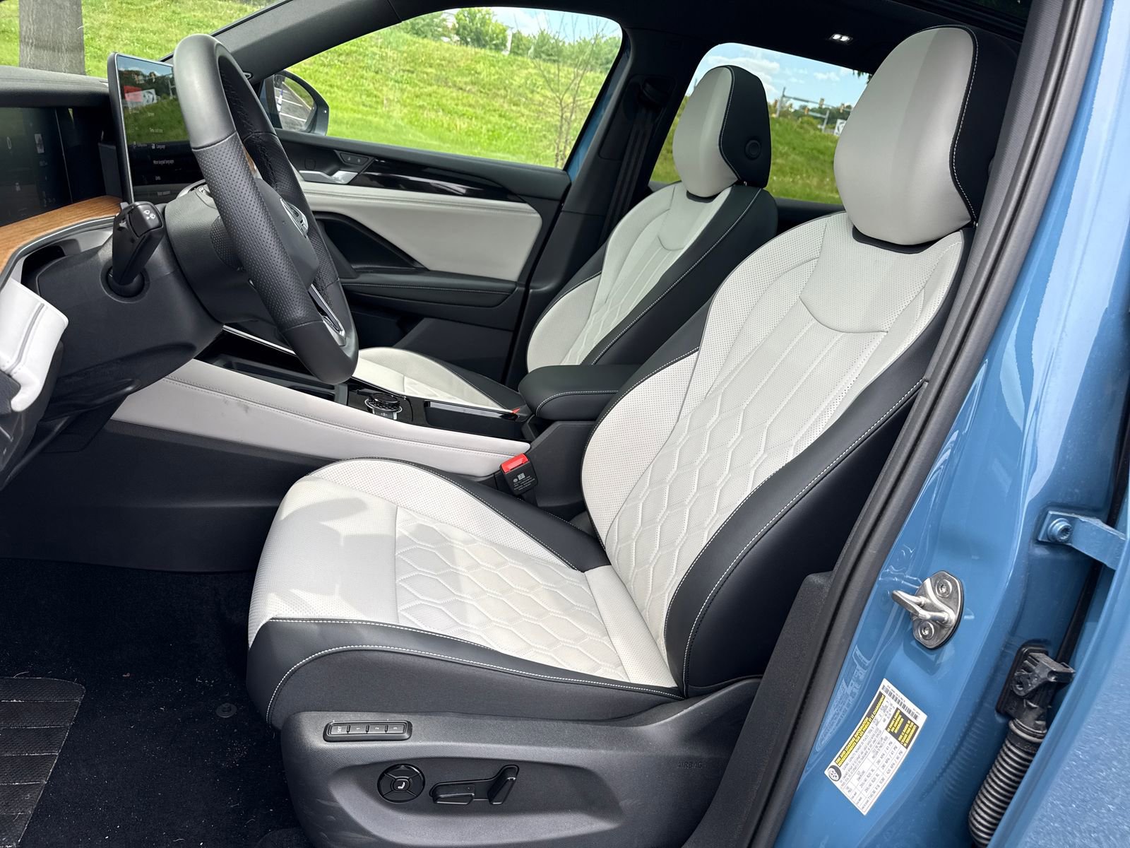 Used 2025 Volkswagen Tiguan SEL R-Line AWD/4WD image 11