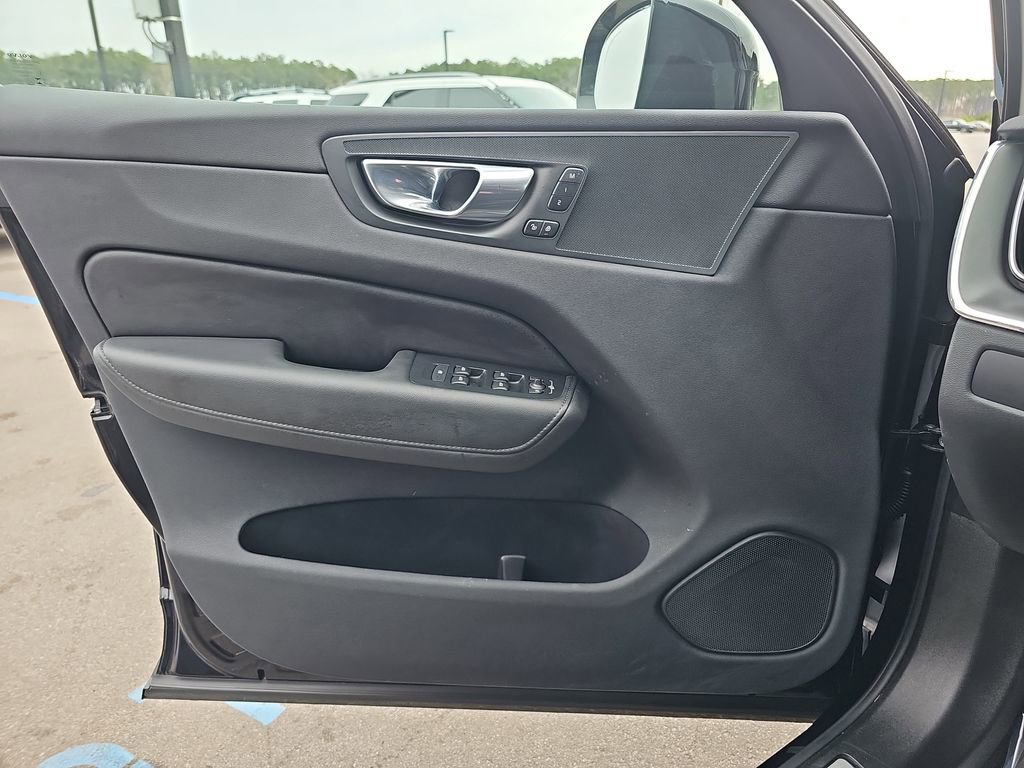 Used 2025 Volvo XC60 B5 Core image 31