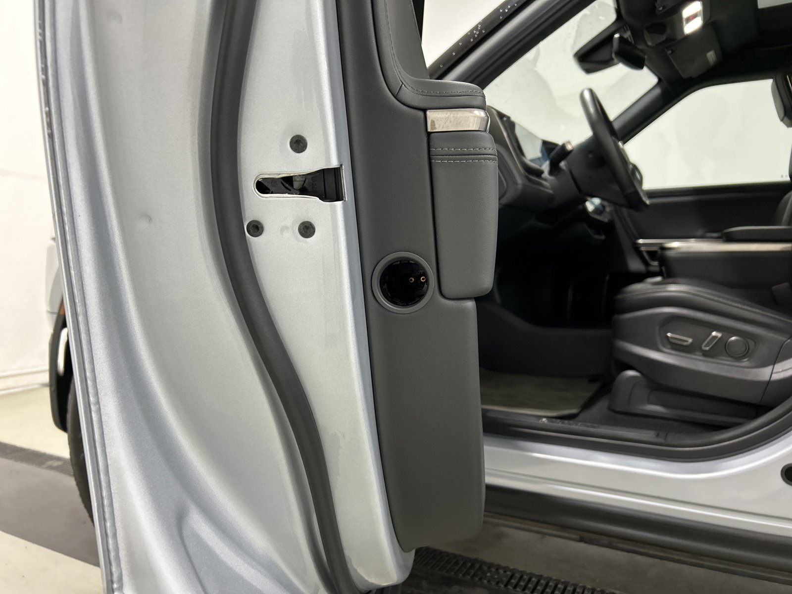 Used 2024 Rivian R1T Adventure AWD/4WD image 29