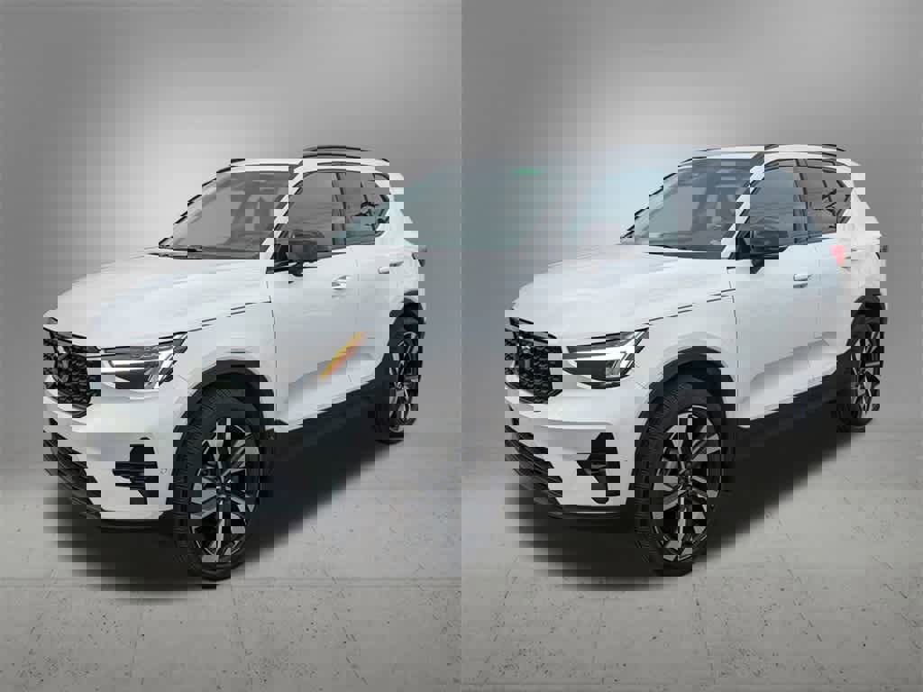 Used 2023 Volvo XC40 B5 Plus w/ Driver Assist Package image 9