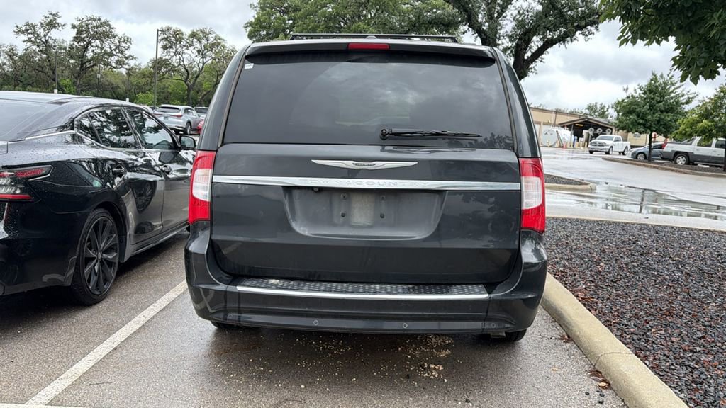 Used 2014 Chrysler Town & Country Touring-L w/ Driver Convenience Group FWD image 7