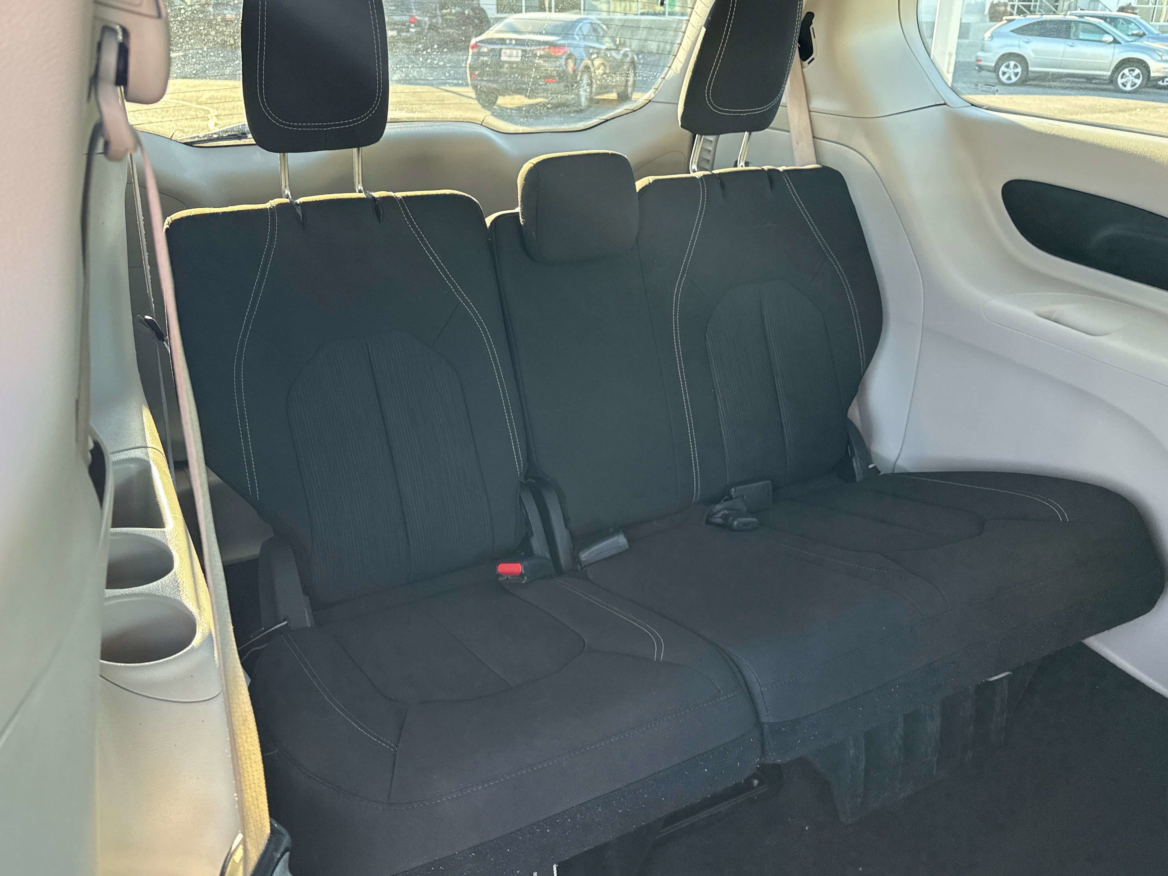Used 2022 Chrysler Voyager LX image 17