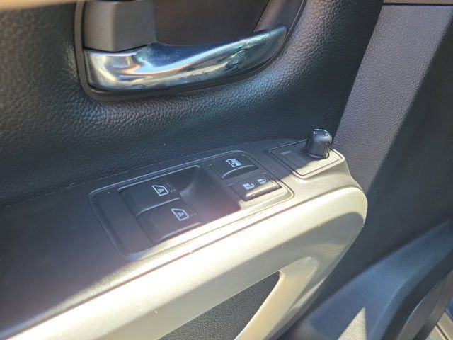 Used 2018 Nissan Titan SV image 21