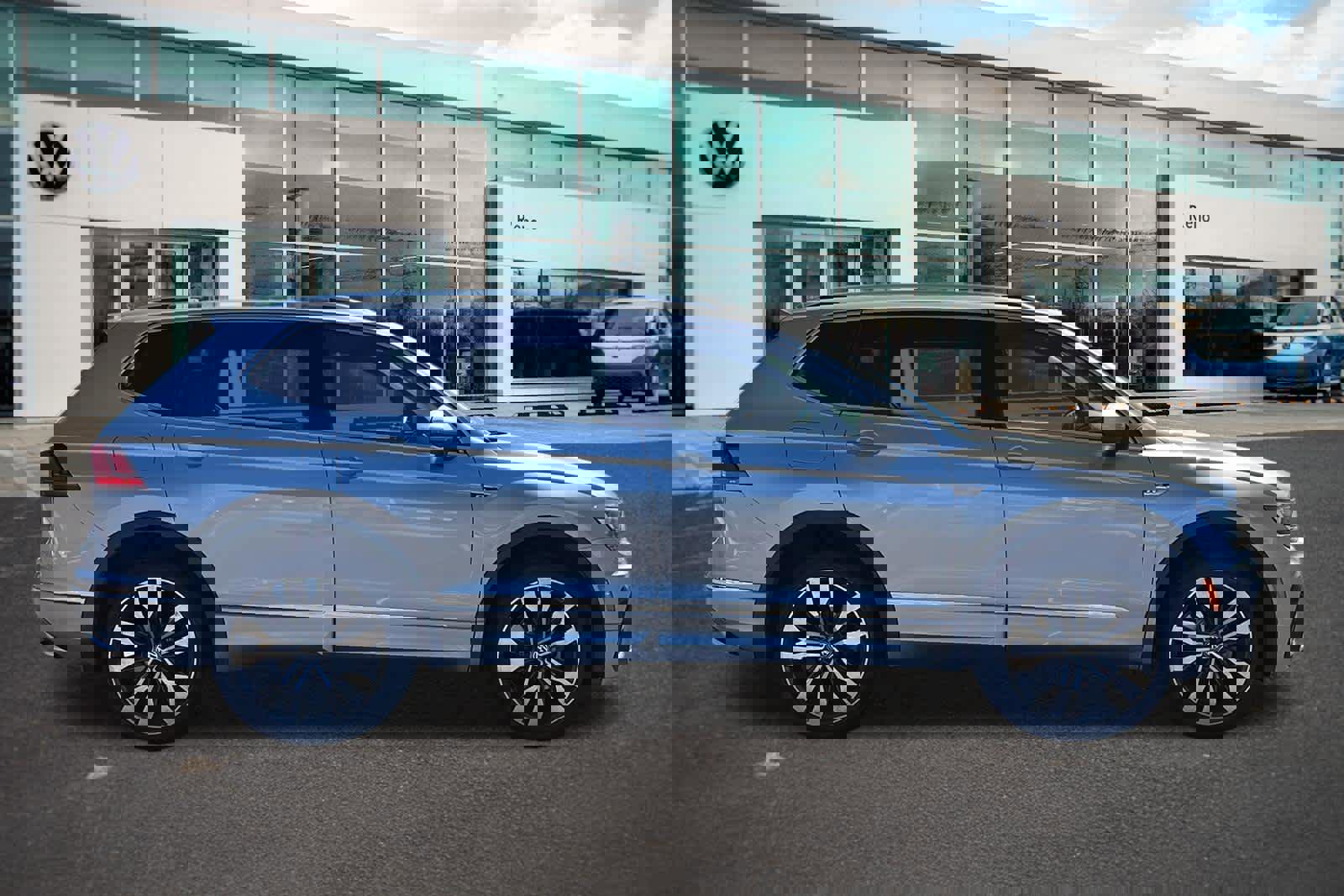 Certified 2020 Volkswagen Tiguan SEL Premium R-Line image 4