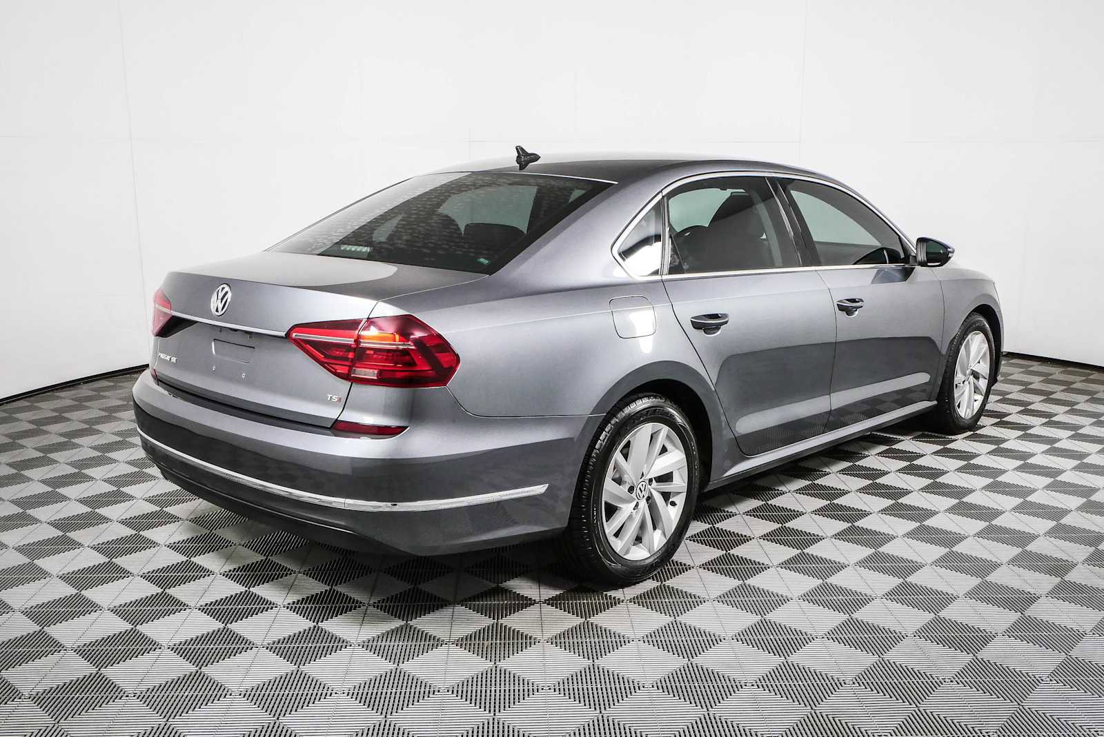 Used 2018 Volkswagen Passat 2.0T SE FWD image 3