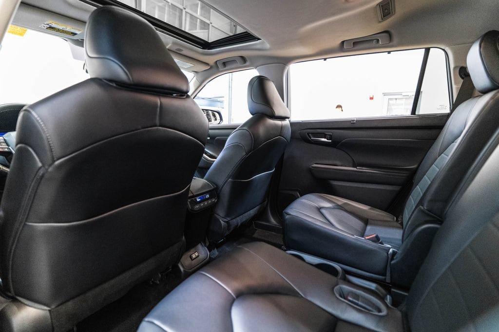 Used 2023 Toyota Highlander XLE AWD/4WD image 14