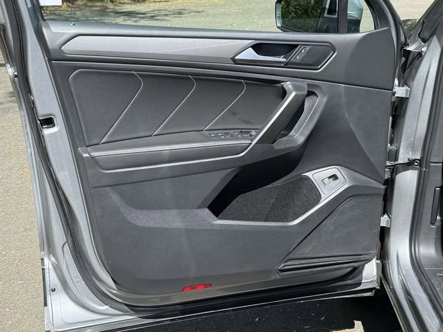Used 2022 Volkswagen Tiguan SE w/ Panoramic Sunroof Package AWD/4WD image 8
