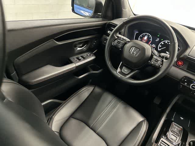 Used 2025 Honda Pilot TrailSport image 12