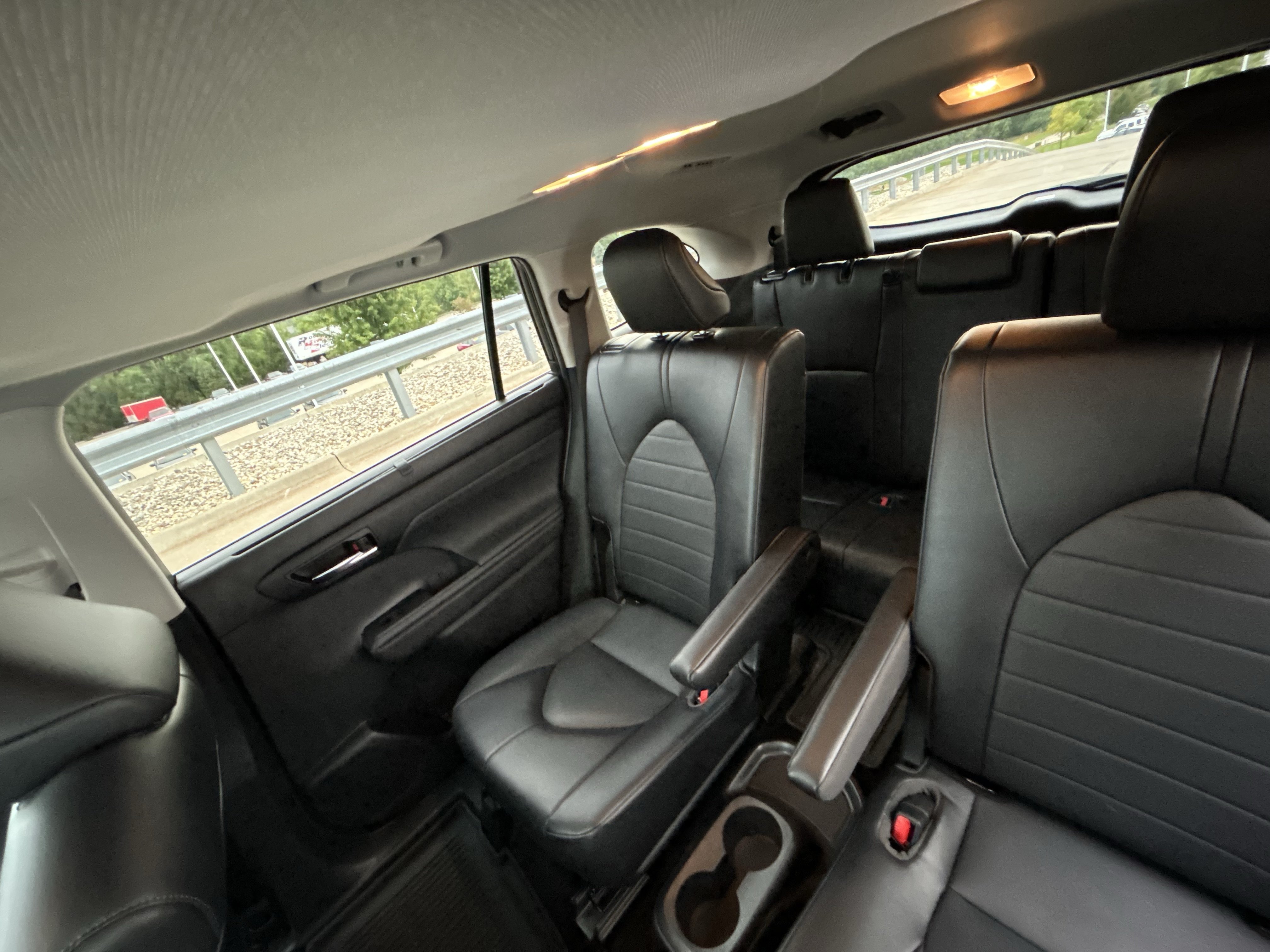 Used 2022 Toyota Highlander XLE AWD/4WD image 13