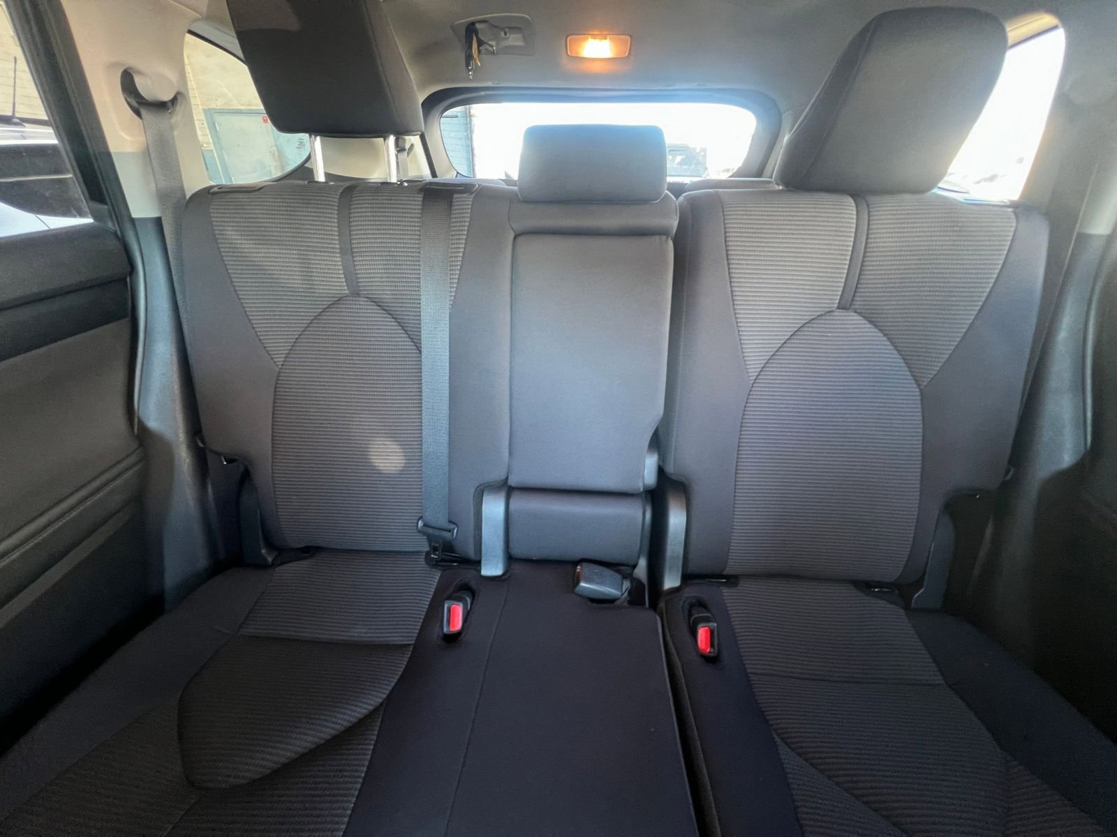 Used 2025 Toyota Highlander LE image 39