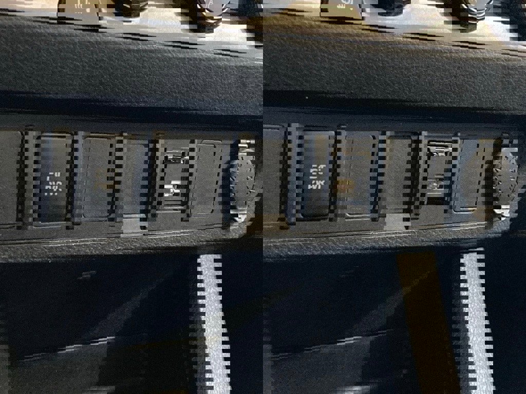 Used 2020 Toyota Tacoma SR image 28