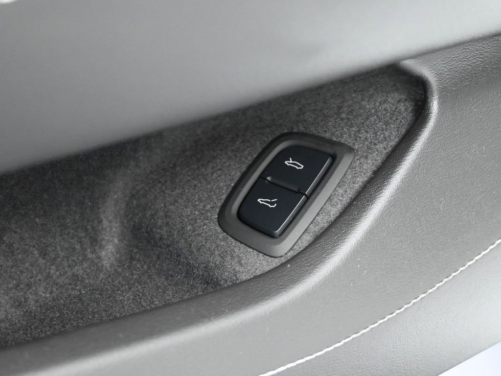 Used 2024 Chevrolet Corvette Stingray Convertible w/ Z51 Performance Package image 20