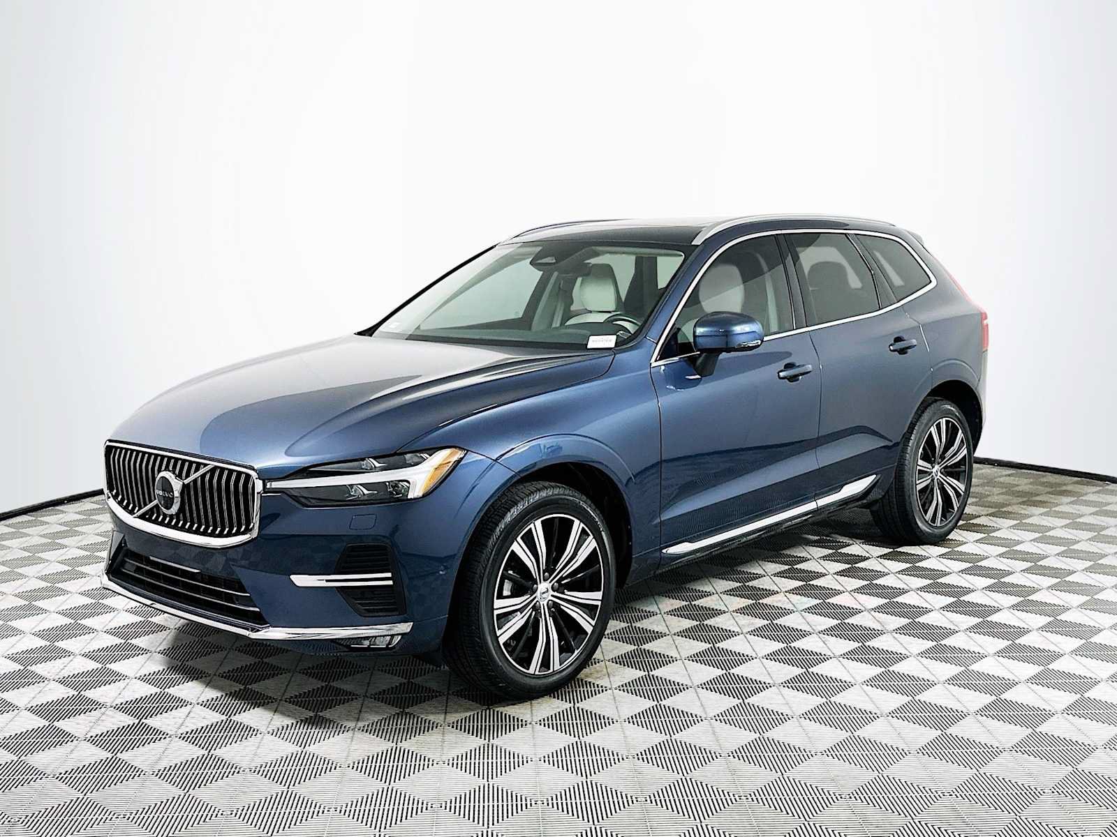 Used 2023 Volvo XC60 B5 Plus w/ Protection Package Premier FWD image 3