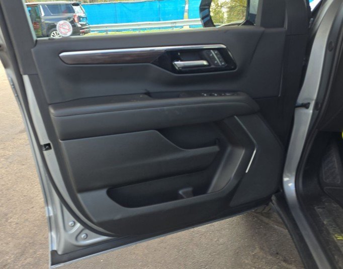 Used 2025 Chevrolet Suburban Z71 image 8