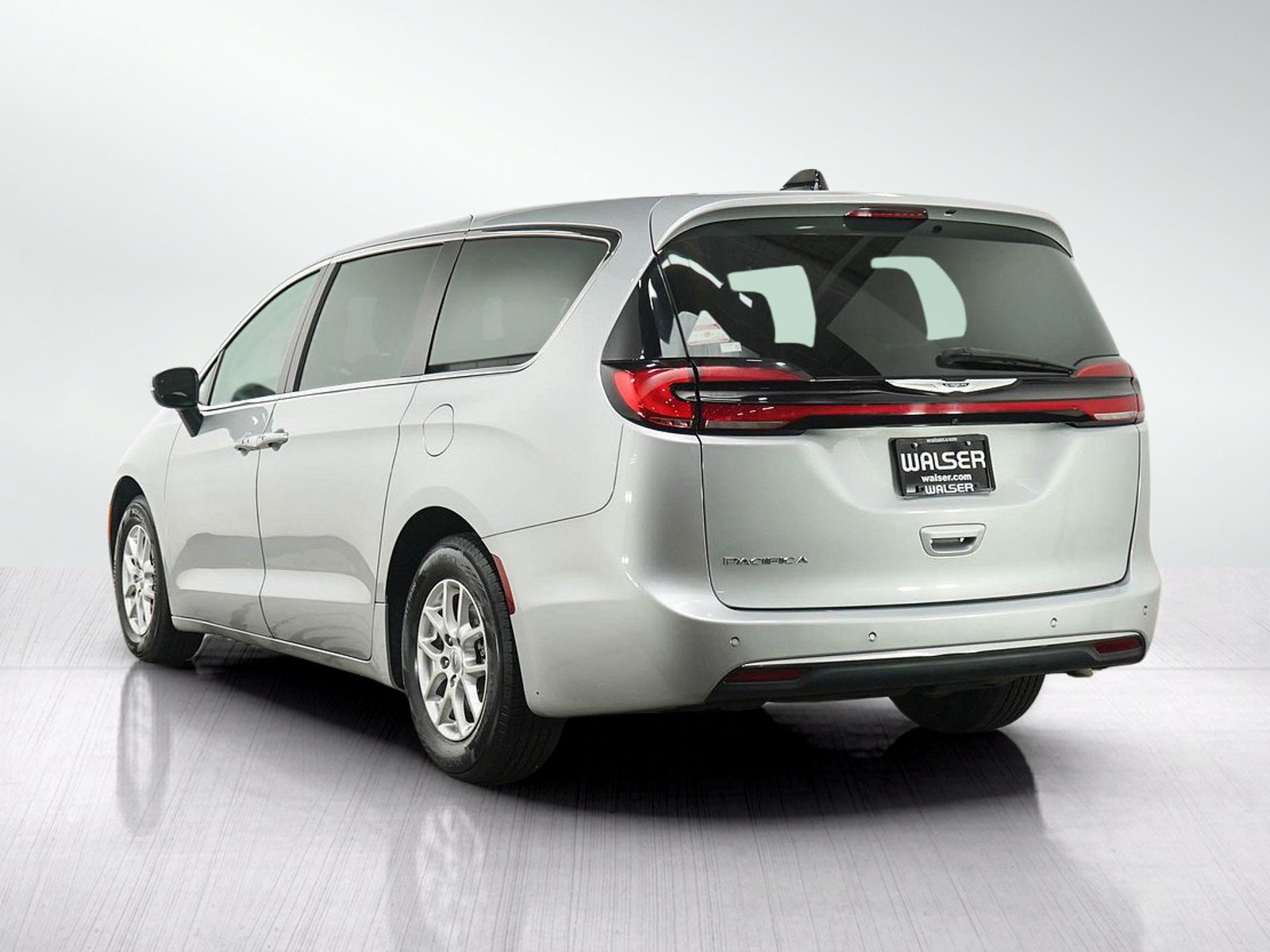 Used 2023 Chrysler Pacifica Touring-L FWD image 3