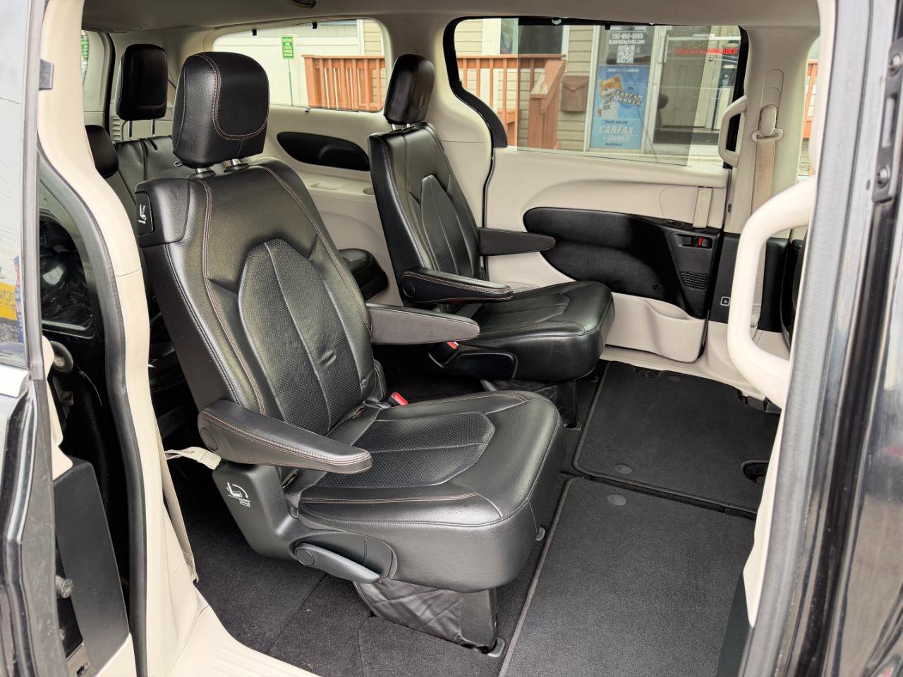 Used 2018 Chrysler Pacifica Touring-L image 37