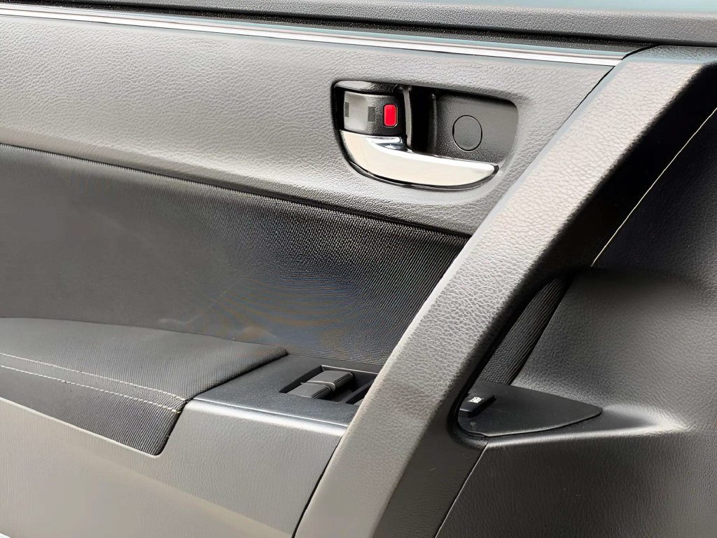 Used 2017 Toyota Corolla LE w/ Carpet Mat Package (TMS) FWD image 22
