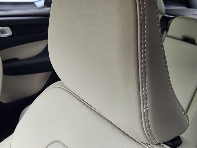 Used 2025 Volvo XC40 B5 Ultra w/ Climate Package image 17