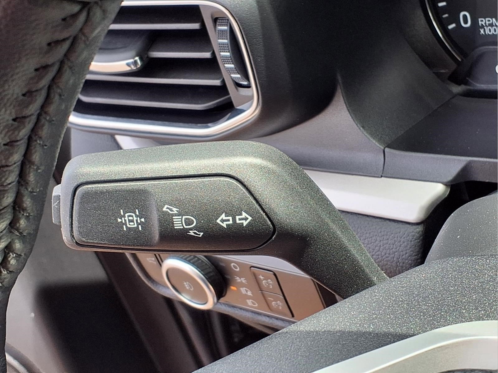 Used 2023 Ford Explorer XLT w/ Equipment Group 202A AWD/4WD image 18