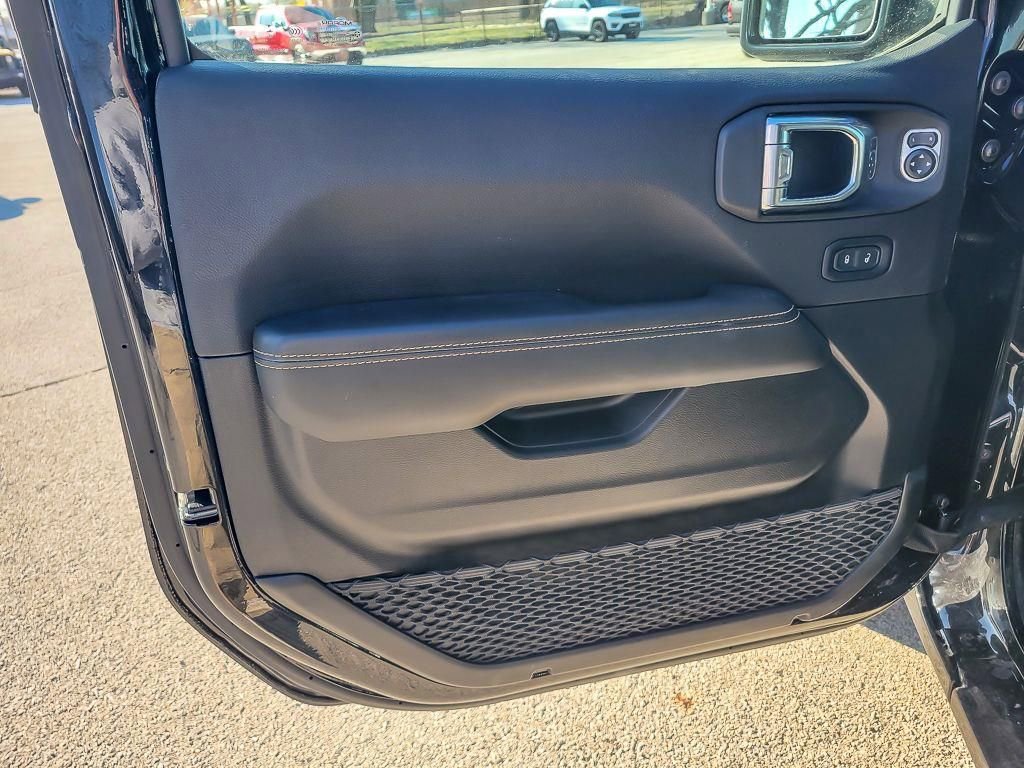 Used 2025 Jeep Wrangler Unlimited Sahara w/ Safety Group AWD/4WD image 19