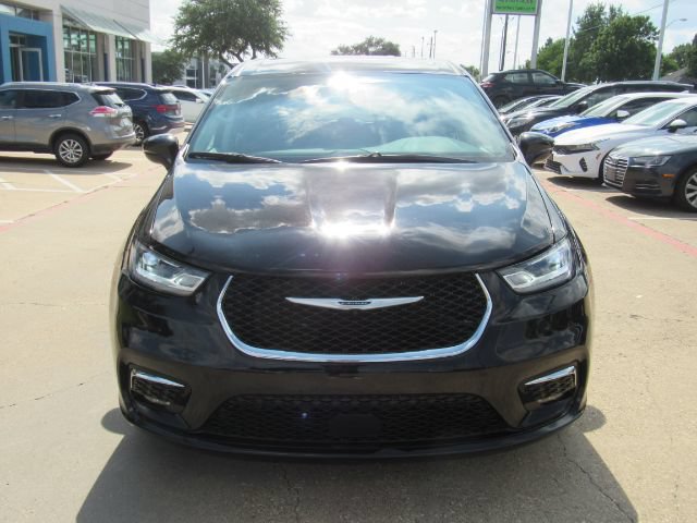 Used 2024 Chrysler Pacifica Touring-L FWD image 2