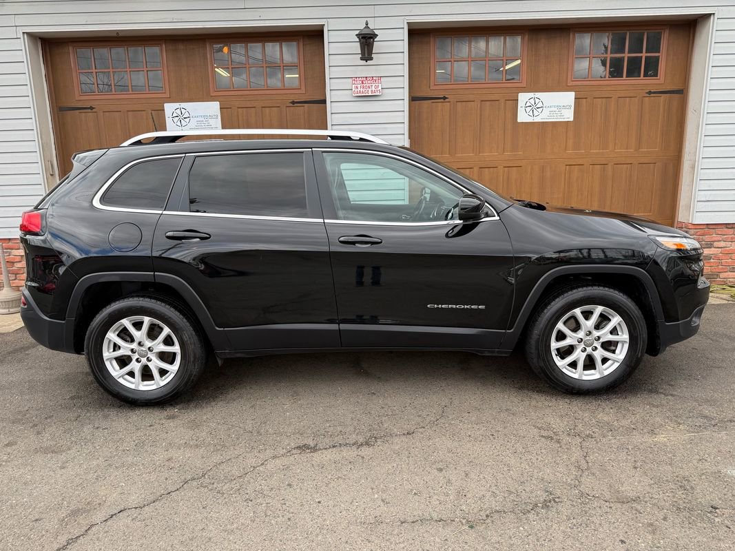 Used 2018 Jeep Cherokee Latitude Plus w/ Cold Weather Group image 2