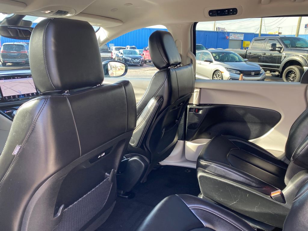 Used 2024 Chrysler Pacifica Select image 14