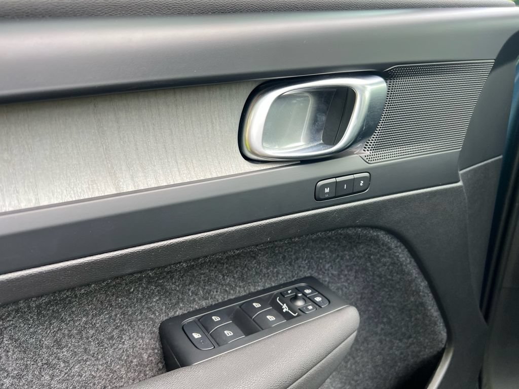 Certified 2025 Volvo XC40 B5 Core AWD/4WD image 10