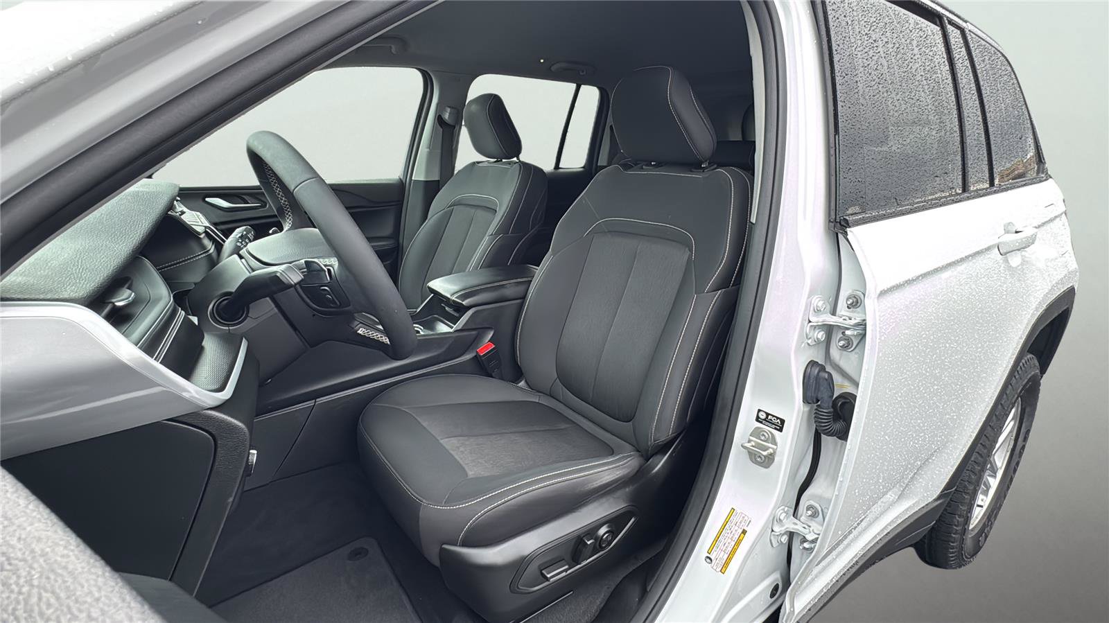 Used 2023 Jeep Grand Cherokee Laredo AWD/4WD image 18