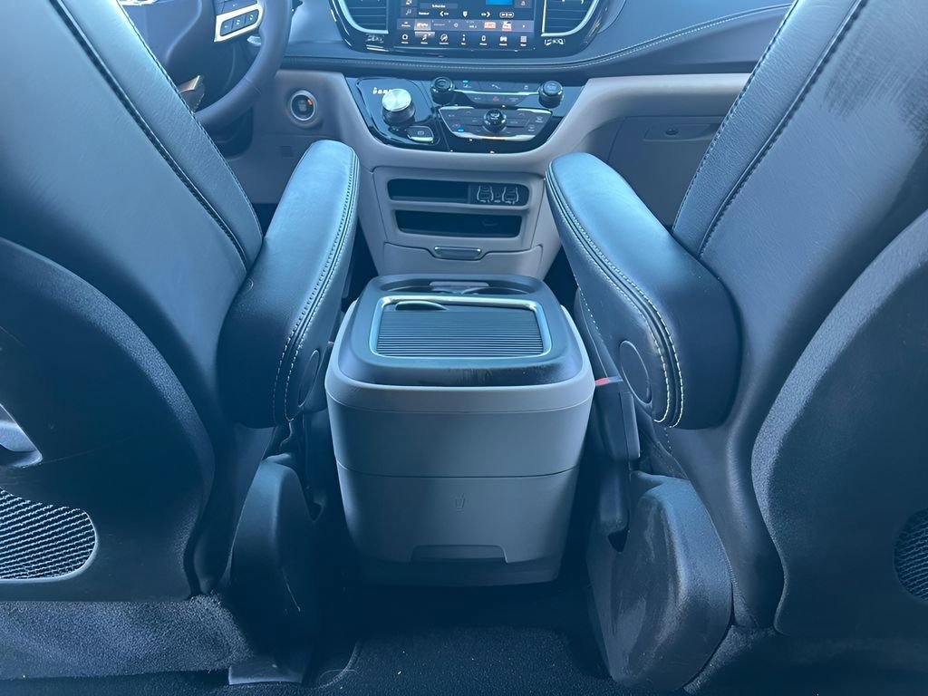 Used 2024 Chrysler Pacifica Select image 20