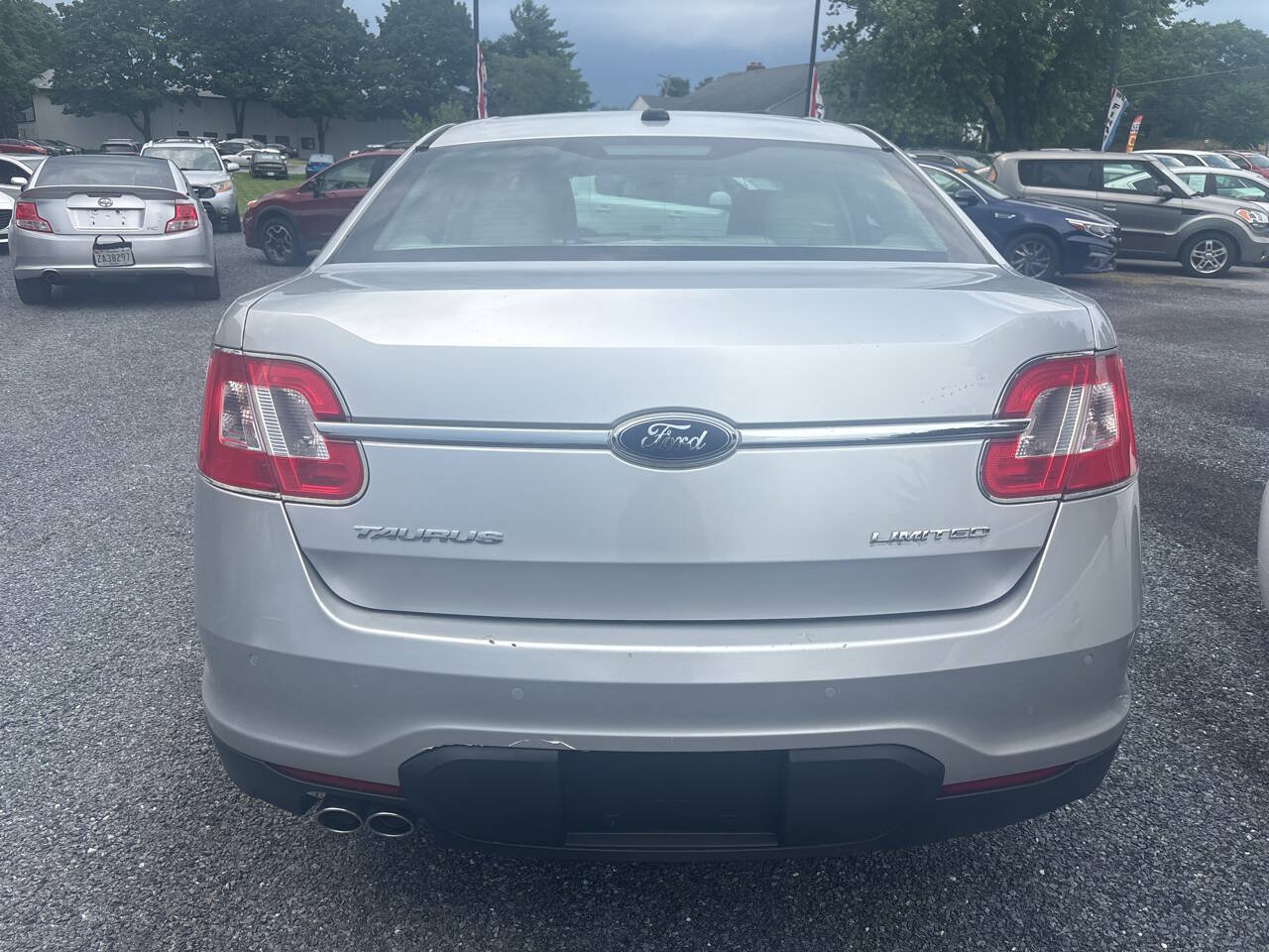 Used 2010 Ford Taurus Limited FWD image 5