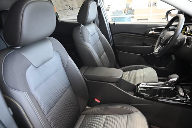 New 2026 Chevrolet Trax LT w/ Sunroof Package FWD image 8