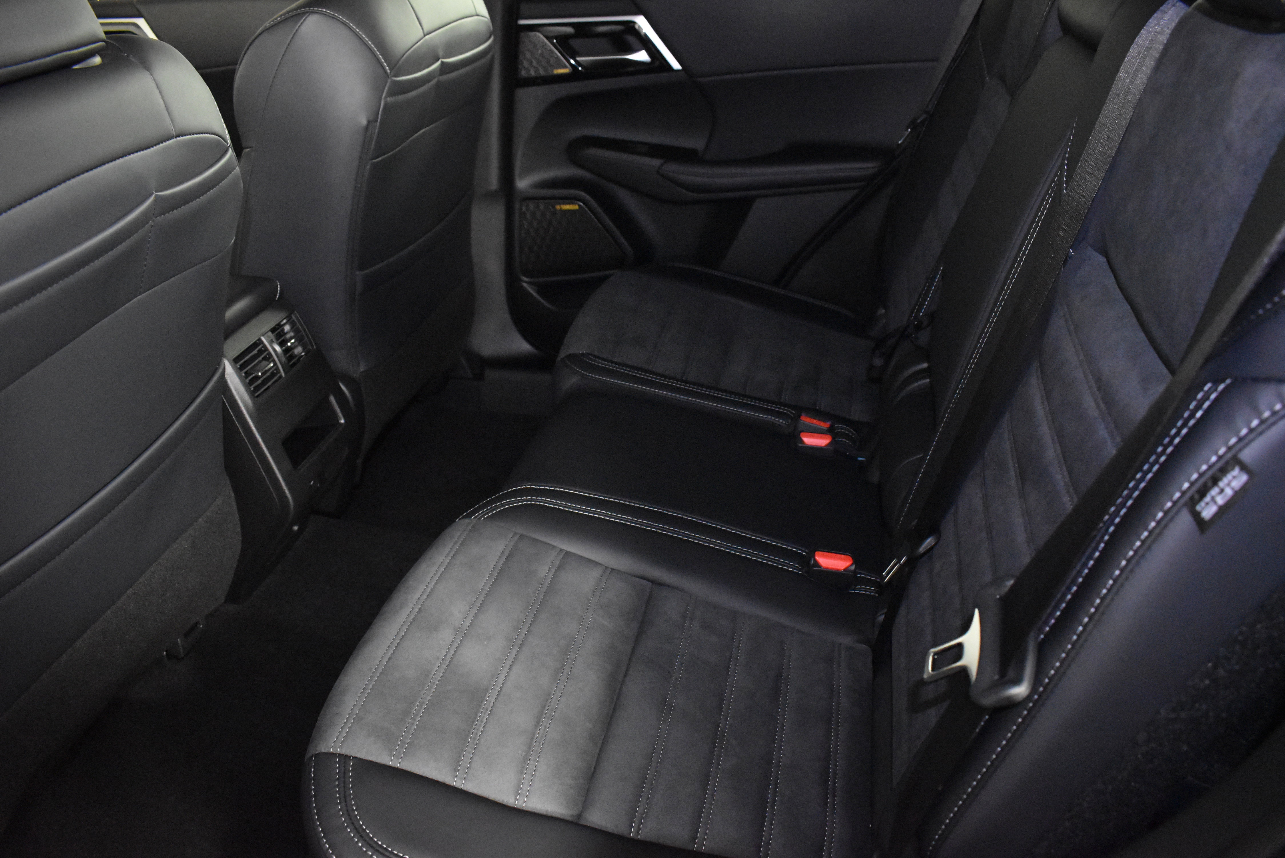 New 2025 Mitsubishi Outlander SE image 15