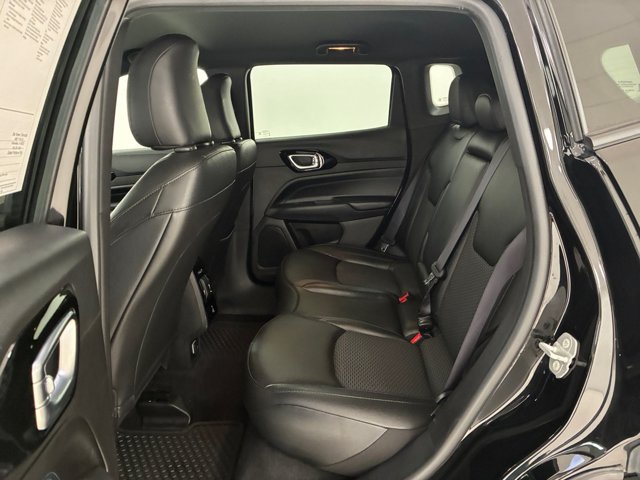 Used 2025 Jeep Compass Latitude w/ Convenience Group AWD/4WD image 18