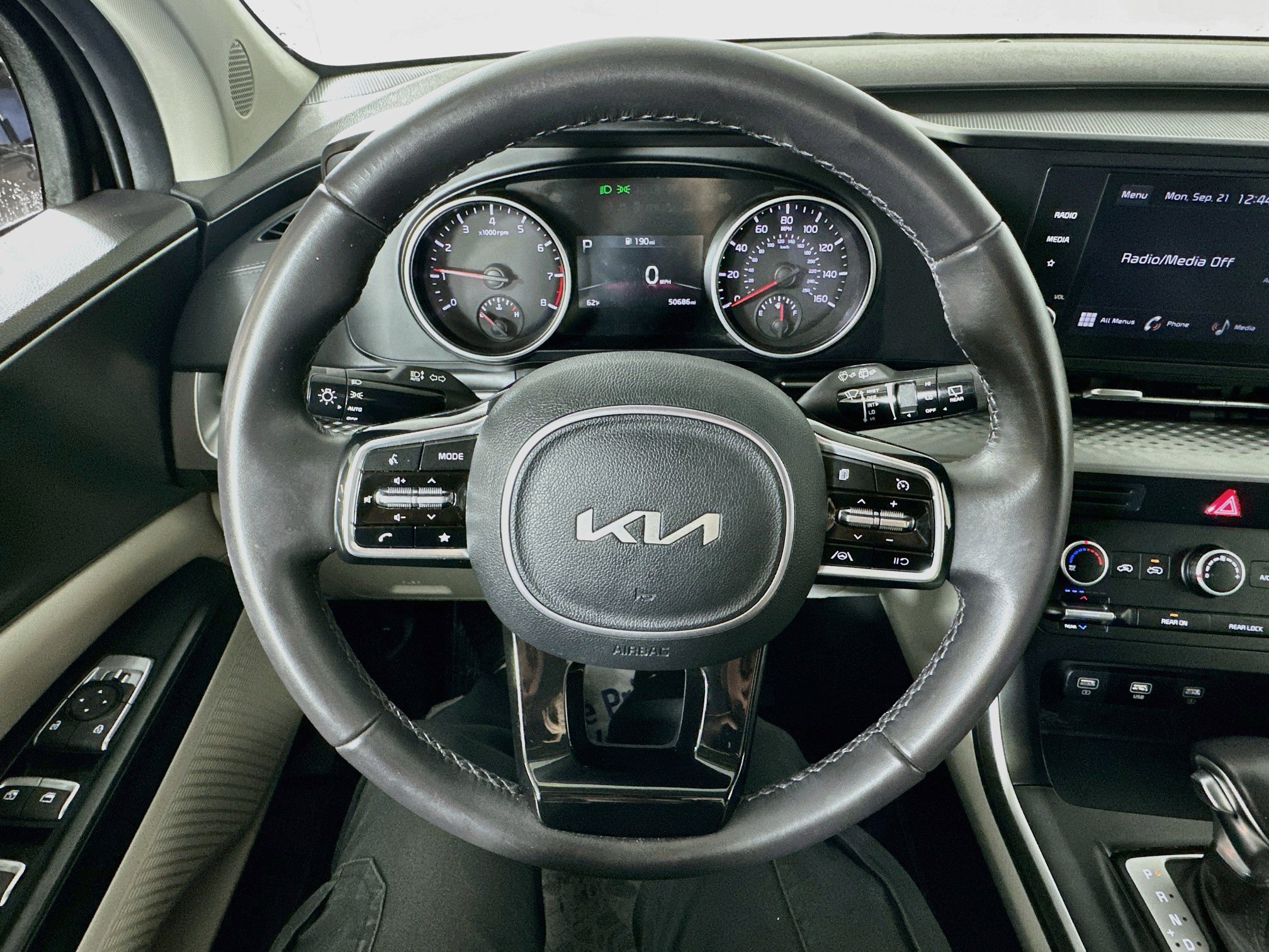 Certified 2024 Kia Carnival LX FWD image 11