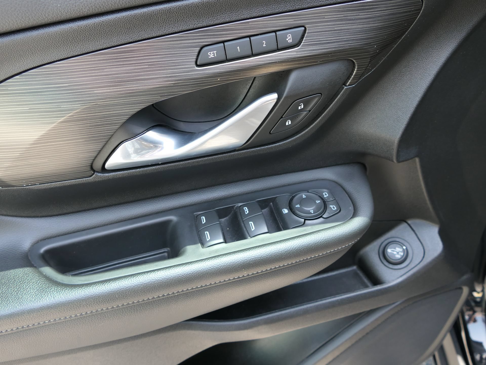 Used 2022 GMC Terrain SLT w/ Tech Package FWD image 14