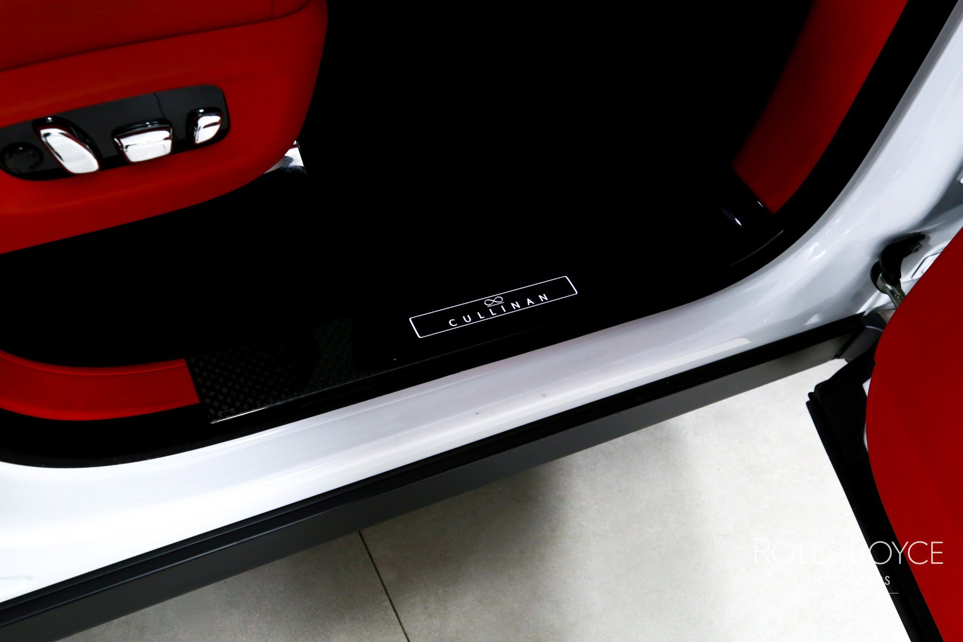 Used 2021 Rolls-Royce Cullinan Black Badge image 37
