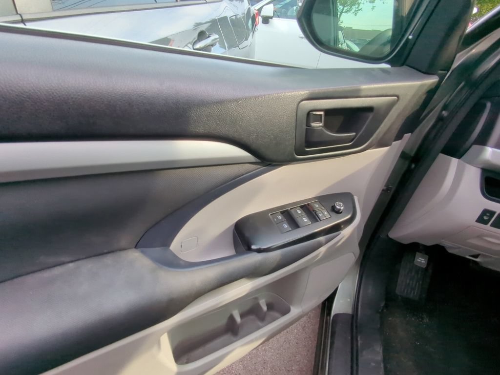 Used 2015 Toyota Highlander LE AWD/4WD image 8