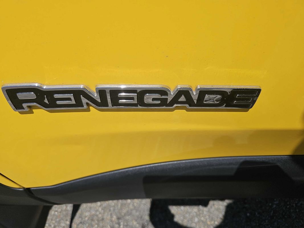 Used 2015 Jeep Renegade Latitude w/ Popular Equipment Group AWD/4WD image 8