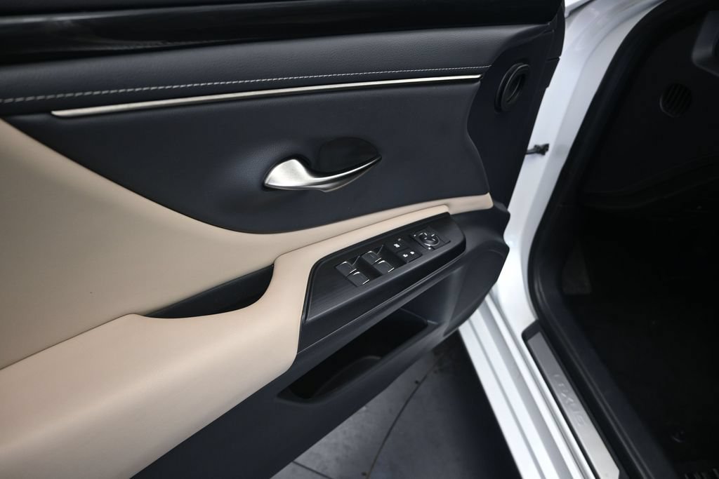 Certified 2021 Lexus ES 300h w/ Accessory Package FWD image 11