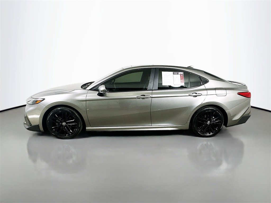Used 2025 Toyota Camry SE image 5