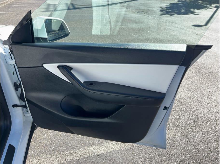 Used 2020 Tesla Model Y Long Range image 19